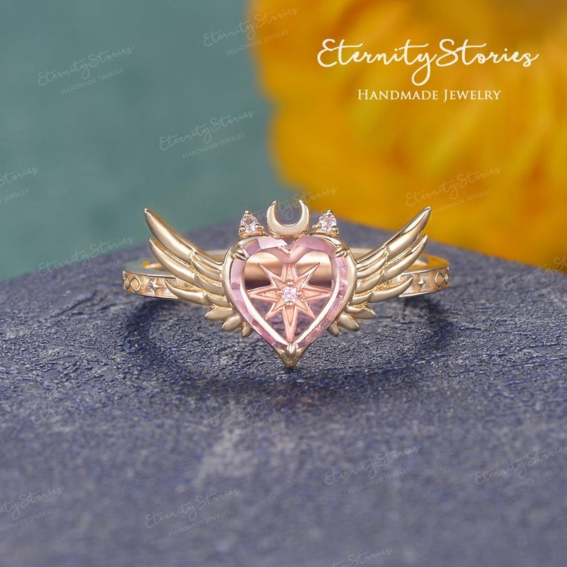 Anello di fidanzamento con zaffiro rosa a forma di cuore e ali d'angelo, gioielli fantasy con luna e stelle, regalo kawaii per ragazze magiche. immagine 1