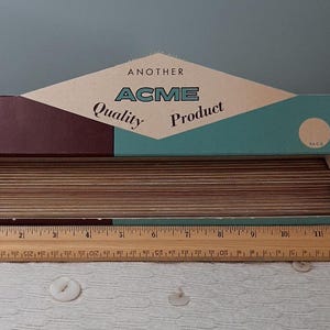 Nieuwe oude voorraad ACME-linialen 2 dozijn in originele displaydoos Meetinstrumenten Vintage schoolbenodigdheden Houten linialen Vintage kantoorbenodigdheden