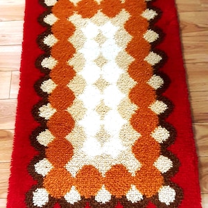 Vintage latch hook wall hanging/rug. Geometric design. Vintage Wall hanging. Ex original condition. Hand knotted wall hanging Ready to hang