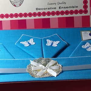 Juego de manteles de lujo azul y blanco de Lady Christina, lavables, con apliques de mariposas, caja de regalo vintage original, mantel de 45 x 45 pulgadas, 4 servilletas