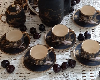 1930er japanische Kutani-Keramik Mount Fuji, schwarz matt, vergoldetes Finish - Kaffee- / Teekannenset. Handbemaltes Porzellan Teeservice. Shimazu Familienwappen