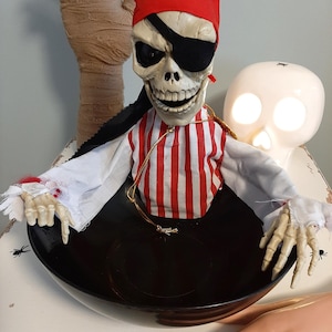 Animierte Halloween Piraten Skelett Candy Bowl - Sprechende, leuchtende Prop