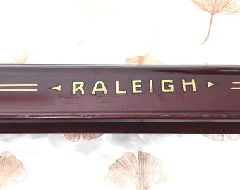 Protector de cadena de bicicleta Raleigh vintage Fondo color vino/burdeos con letras doradas Stock antiguo nuevo Piezas de bicicleta Decoración de cueva de hombre Artículo reutilizado