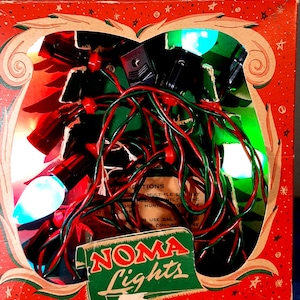 以下が含まれることがあります： 赤い箱に入ったヴィンテージのNOMA Lightsクリスマスライトセット。装飾的な切り抜きがあります。ライトは赤、緑、青です。箱にはNOMA Lightsのロゴと説明書が記載されています。