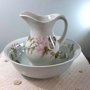 Antique Crown Devon English porcelain wash pitcher and basin set Service de toilette Floral design wash basin and pitcher set Ewer and bowl