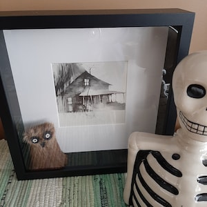 Halloween-illustration shadowbox - Spökhus. En liten lurvig varelse. Konst, Återvunnet, Gåva, Vintage, Konstigt, Kuriosa, Sagobok.