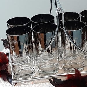Midcentury modern silver ombre rimmed cocktail glasses Barware set Highball Tumblers Carrier Chrome caddy 8 glass tumbler set with caddy