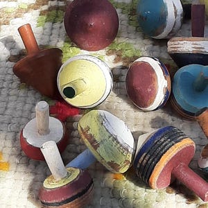 Toupie vintage fait main toupie jouets toupies en bois toupie jouet rétro décoration intérieure remplisseurs de bols décoration champêtre jouets primitifs