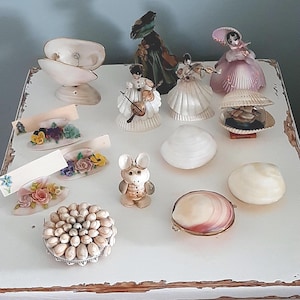 Art de coquillages 14 exemples de sacs à main en coquillages Boîte à bibelots en coquillages Poupées en coquillages Marque-places et supports en coquillages Objets d'art en coquillages Vendu en 2 lots de 7