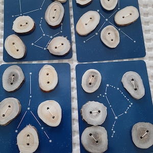 Knopen van ethisch geproduceerd hertengewei gemonteerd op kenniskaarten van sterrenbeelden Geweldig voor het breien van sieraden voor heidense en heksenkunst.