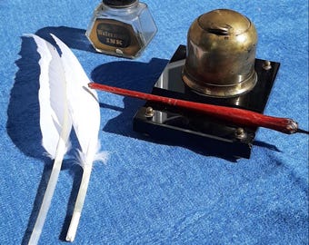 Bläckhorn i antik mässing Skjutbart lock i mässing Metallinsats Onyxbas Mässingsfötter Pennhållare Dopppenna Skrivbordsset 2 Vita fjäderpennor Skrivning