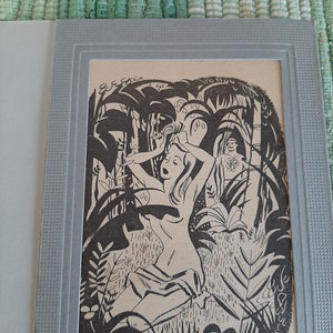 Ilustraciones originales vintage enmarcadas de una novela antigua. 1 en una tarjeta/libro con fotografía antigua. 3 ilustraciones en un marco de latón vintage.