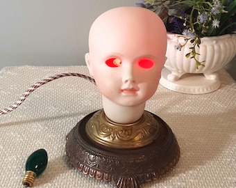 Lámpara de cabeza de muñeca de porcelana bisque vintage Piezas de lámpara reutilizadas y lámpara de mesa con parte de muñeca Lámpara de cabeza de muñeca única Lámpara Oddity Lámpara Curiosity