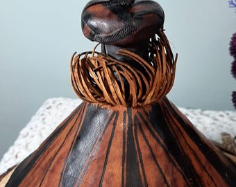 ヴィンテージアフリカフラニ族の円錐形の繊維製帽子（革のアクセント
