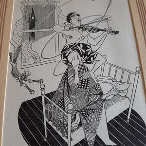 Illustrazione del libro "Il violinista su un letto" Illustrazione originale da un libro d'epoca sconosciuto Incorniciato in un libro di cartoline fotografiche d'epoca Originale e non una copia