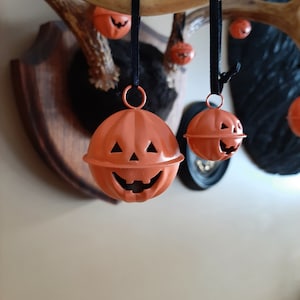 Set med 12 Jack-klockor. Perfekta för Halloween eller en läskig juldekoration. 2 stora, 4 medelstora och 6 små klockor.
