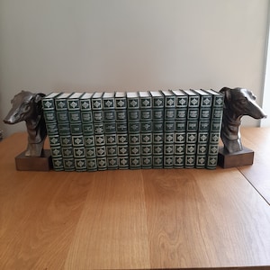 Charles Dickens Dzieła w komplecie Ilustrowana zakładka w formie wstążki Wydrukowano we Włoszech i oprawiono w Szwajcarii Podpórki do książek w kształcie psów Etui podróżne Stan bardzo dobry