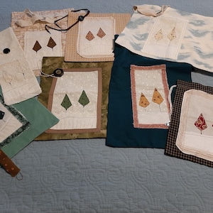 Sacs-cadeaux de Noël fabriqués à la main en tissu Différentes tailles de sapins 8 sapins de Noël appliqués à la machine avec des perles cousues à la main. boutons vintage.