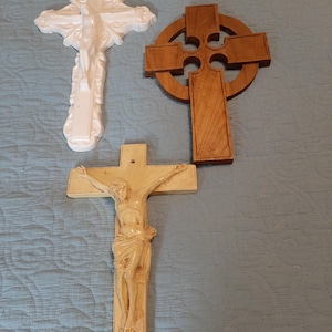 Vintage Kruzifix handgeschnitzte Holzkreuze Keramikkruzifix Vintage Gipskreuz Jesus am Kreuz Religiöser Gegenstand Kirchenanbetung Gothic.