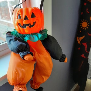 Um homem abóbora de doces ou travessuras, um tesouro vintage de Halloween. Engraçado e assustador. Um complemento perfeito para qualquer fantasia. Brinquedos de prato de doces de balde