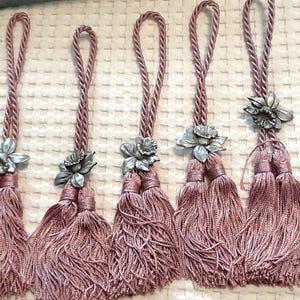 Juego de 10 servilleteros con borlas y narcisos de peltre con forma de gaviota Caja de regalo original Adorno para botellas Etiquetas de regalo Reutilización Vajilla Comedor