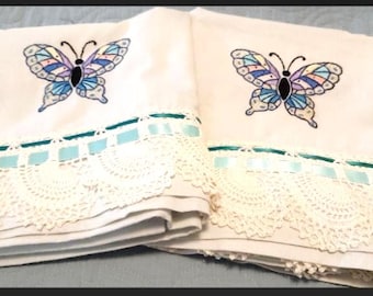 Vintage handbestickte Schmetterling Kissenbezüge mit Häkelspitze