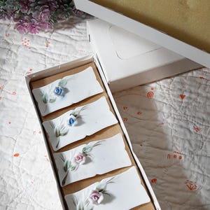 4 couverts de table en porcelaine MCM à fleurs