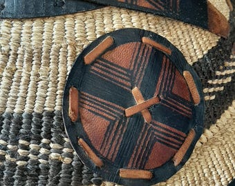 ヴィンテージアフリカフラニ族の円錐形の繊維製帽子（革のアクセント