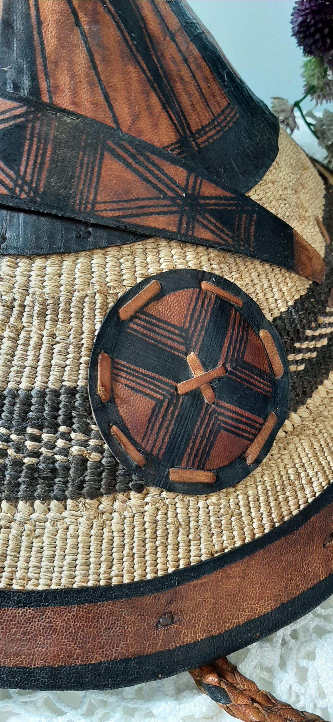 ヴィンテージアフリカフラニ族の円錐形の繊維製帽子（革のアクセント