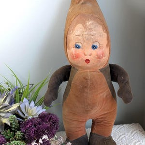 Poupée fée ou elfe vintage en peluche, avec visage peint et corps en velours doux. Poupée fantaisie en velours style milieu du siècle.