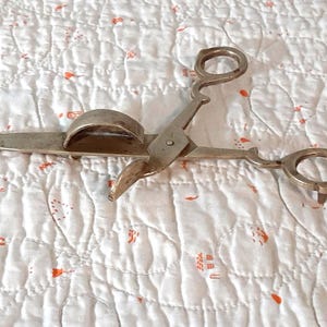 Vintage brass candle snuffer Wick trimmer Scissor candle snuffer Antique decor Candle extinguisher Solid brass Wick scissors snuffer
