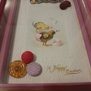 Cartolina antica Cartolina pasquale vintage riutilizzata e modificata Decorata con bottoni vintage e uno speciale bottone in vetro cecoslovacco