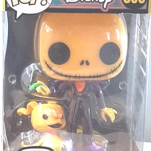 以下が含まれることがあります： ナイトメアー・ビフォア・クリスマスのジャック・スケリントンとゼロのFunko Pop!ビニールフィギュア。透明なディスプレイボックスに入っており、ディズニーとPop!のロゴ、そして番号809が記載されています。