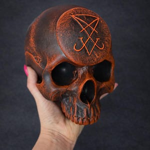 Calavera de altar con sigilo de Lucifer, decoración ocultista