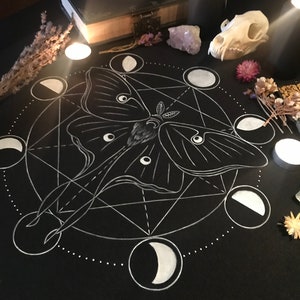 Toalha de Mesa para Altar Lunar – Tecido com Lua e Borboletas, Adivinhação, Rituais de Bruxaria, Decoração Espiritual, Feito à Mão