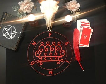 Può includere: Un panno da altare in feltro nero con un sigillo rosso, un teschio, due candele, un mazzo di carte dei tarocchi e una piuma rossa. Il sigillo è un cerchio con le lettere "PAIMON" intorno all'esterno e un disegno di cinque figure all'interno.