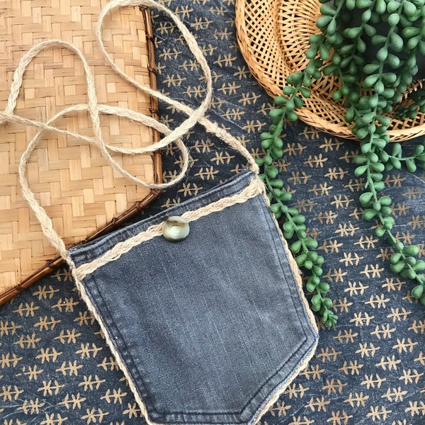 Petite Pochette bandoulière en  jean recyclé de couleur noir délavé