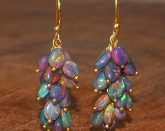 Pendientes de ópalo negro fuego en racimo, con pepitas de ópalo multifuego natural, de ópalo liso para mujer, hechos a mano.