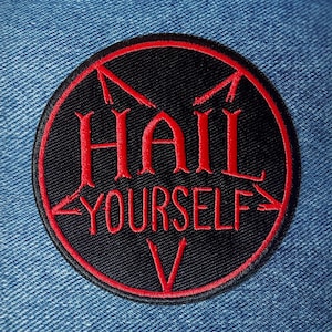 Peut inclure: Un patch brodé noir et rouge avec un pentagramme et le texte "HAIL YOURSELF" en rouge.
