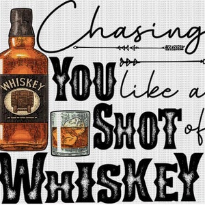 Puede incluir: Un diseño gráfico en blanco y negro con el texto "Chasing you like a shot of whiskey". El gráfico presenta una ilustración vintage de una botella de whisky y un vaso de whisky.