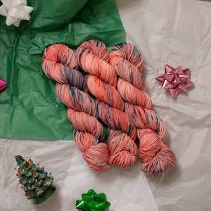 Pink Christmas Handgefärbtes Garn Kammzuggewicht