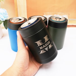 Personalisierter Groomsmen Metalldosenkühler, individueller Bierdosenhalter mit Gravur, Junggesellenabschiedsgeschenk für ihn, monogrammierter Bierdosenkühler