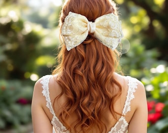 Vintage Style Lace Hair Bow: Elegant Vanilla Barrette
