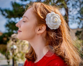 White Tweed Camellia Flower Hair Clip: Elegant Floral Accessory