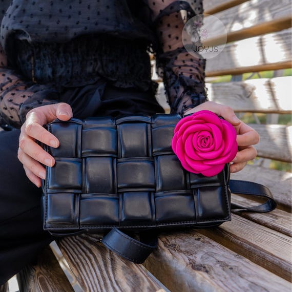 Matt Satin Kamelie Blumen Brosche, Klassisch Elegante Blumen Brosche, Frauen Blumen Brosche, Blumen Anstecknadel für Anzug, Taschenanhänger, Geschenk für Sie