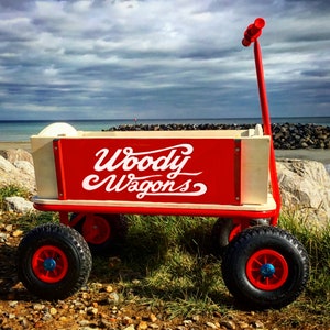 Oryginalne wózki Woody’ego – ręcznie malowane, spersonalizowane wózki dziecięce na plażę, festiwale i pikniki.