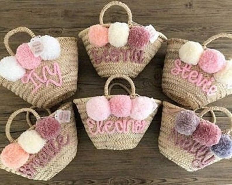 60% Rabatt auf PERSONALIZED BASKET, Brautduschentaschen, kundenspezifische Strohtaschen, kundenspezifische Strandtasche, Strohtasche, gestickte Taschen WITH 3 POMPOM