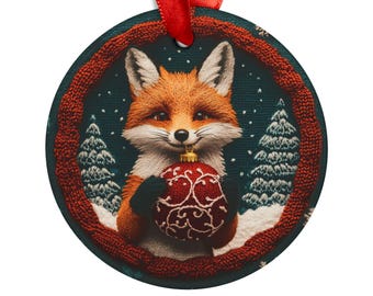 Peut inclure: Une boule de Noël ronde représentant un renard roux tenant une boule de Noël rouge et blanche à motifs. Le renard est entouré d'une bordure en tricot rouge et blanc et d'un fond bleu avec des flocons de neige blancs.