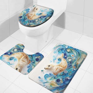 Puede incluir: Un juego de tres alfombras de baño con una foca blanca saltando a través de olas azules. El juego incluye una tapa de asiento de inodoro, una alfombra de contorno y una alfombra rectangular más grande.