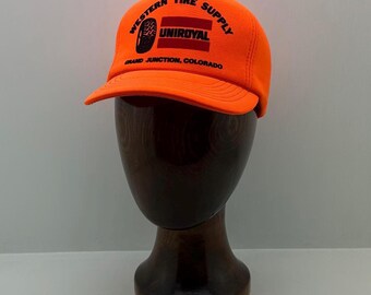 Gorra snapback UNIROYAL de Western Tire Supply, color naranja brillante, Grand Junction, Colorado, en excelente estado.